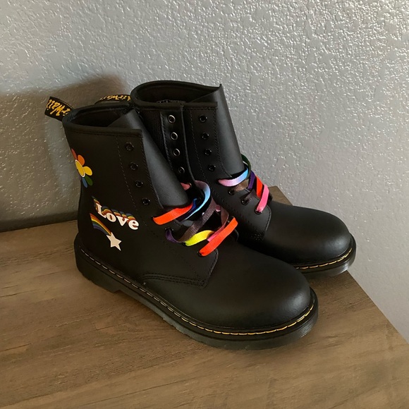 NEW DR MARTENS WOMEN'S PRIDE RAINBOW BLACK LEATHHER COMBAT BOOT SIZE 7L - Picture 1 of 6